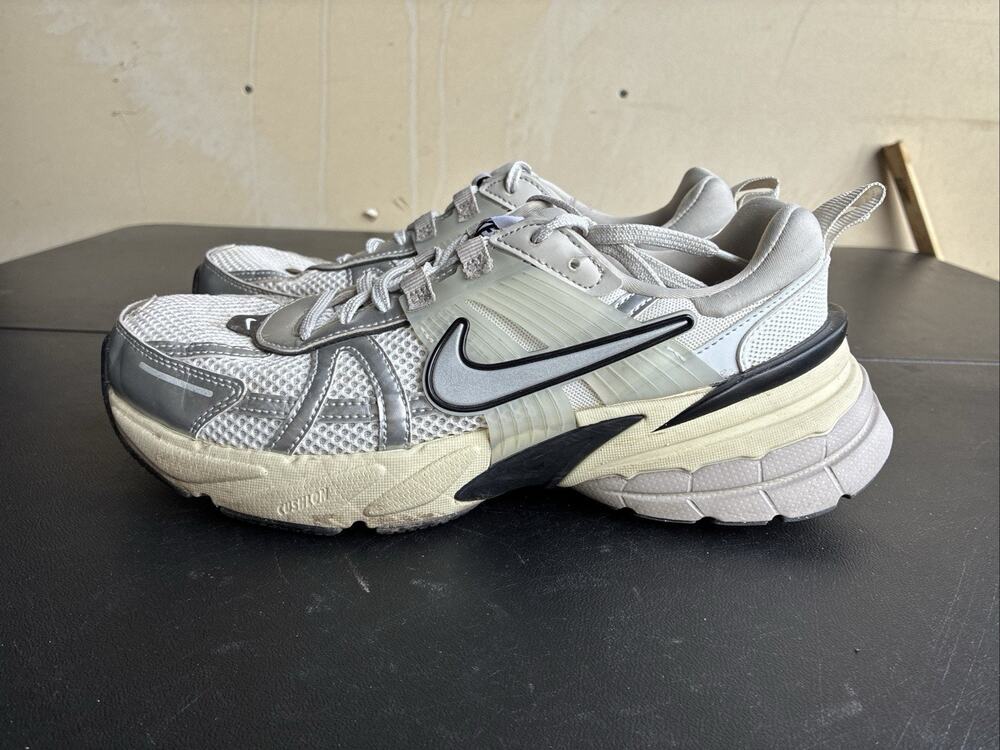 Men’s Nike V2K Run Summit White Mesh Athletic Running Sneakers Shoes Size 8 M